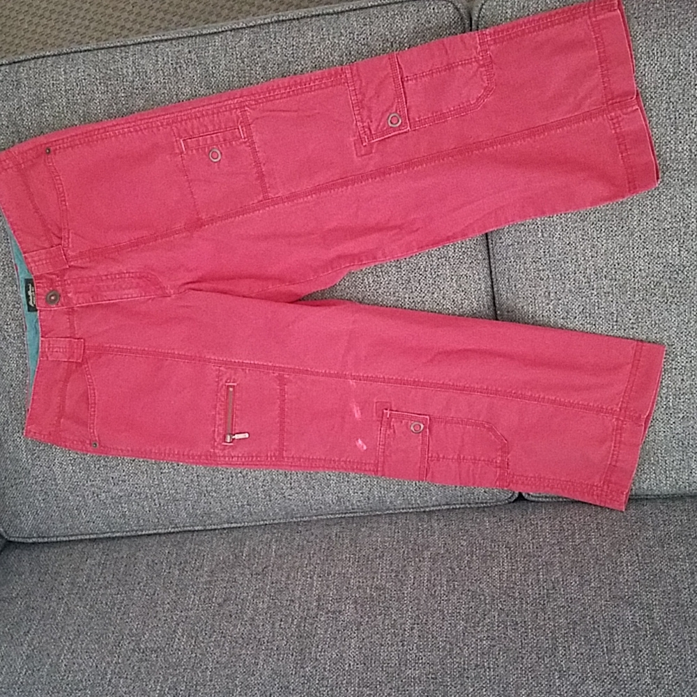 Eddie Bauer faded red utility capris with 8 pockets, one with a zipper.